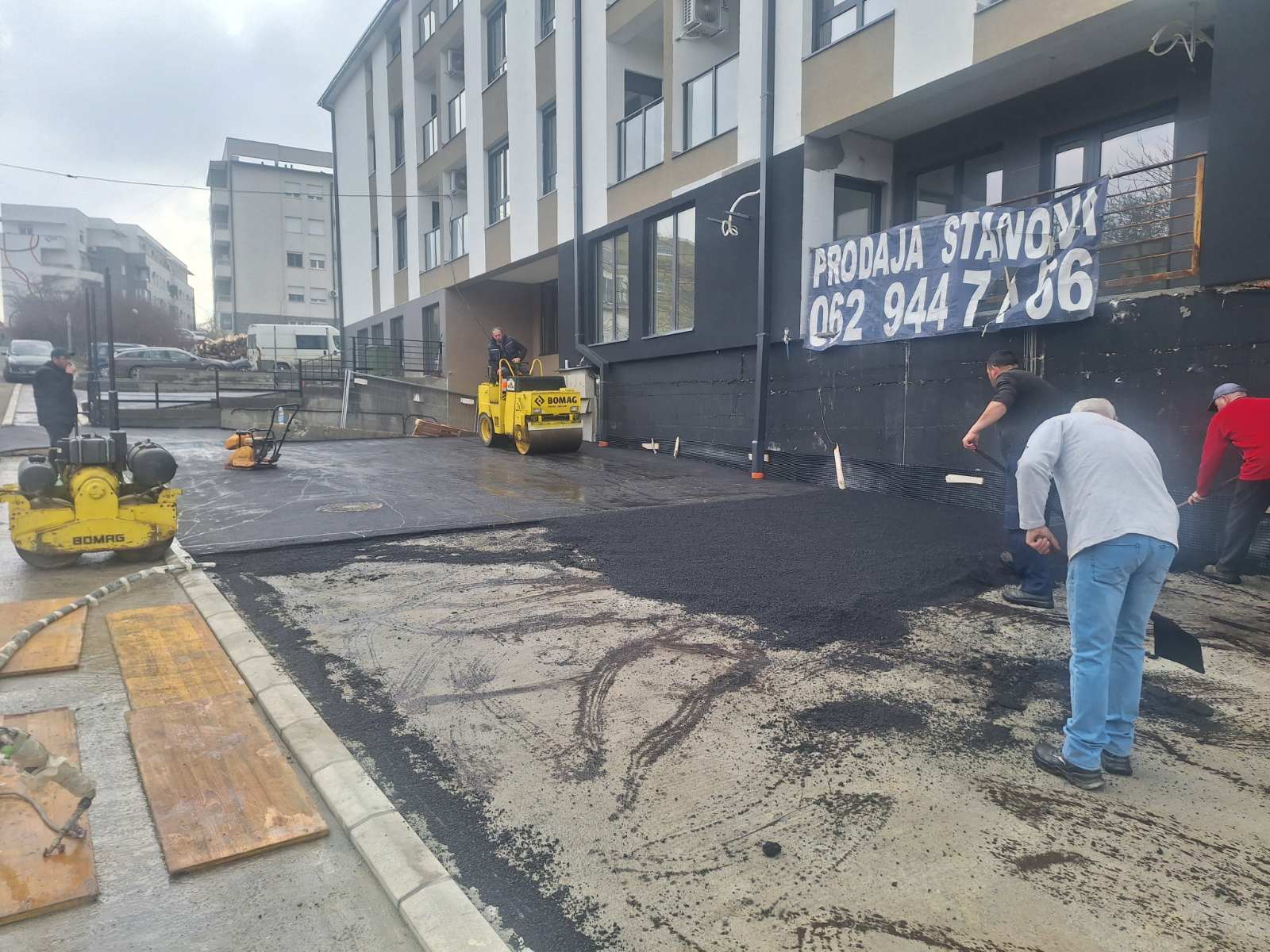 Valjak za asfaltiranje u akciji